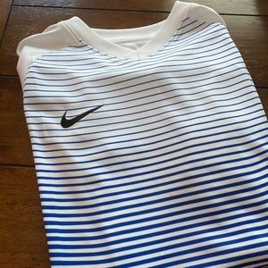 Boys Nike V Neck shirt